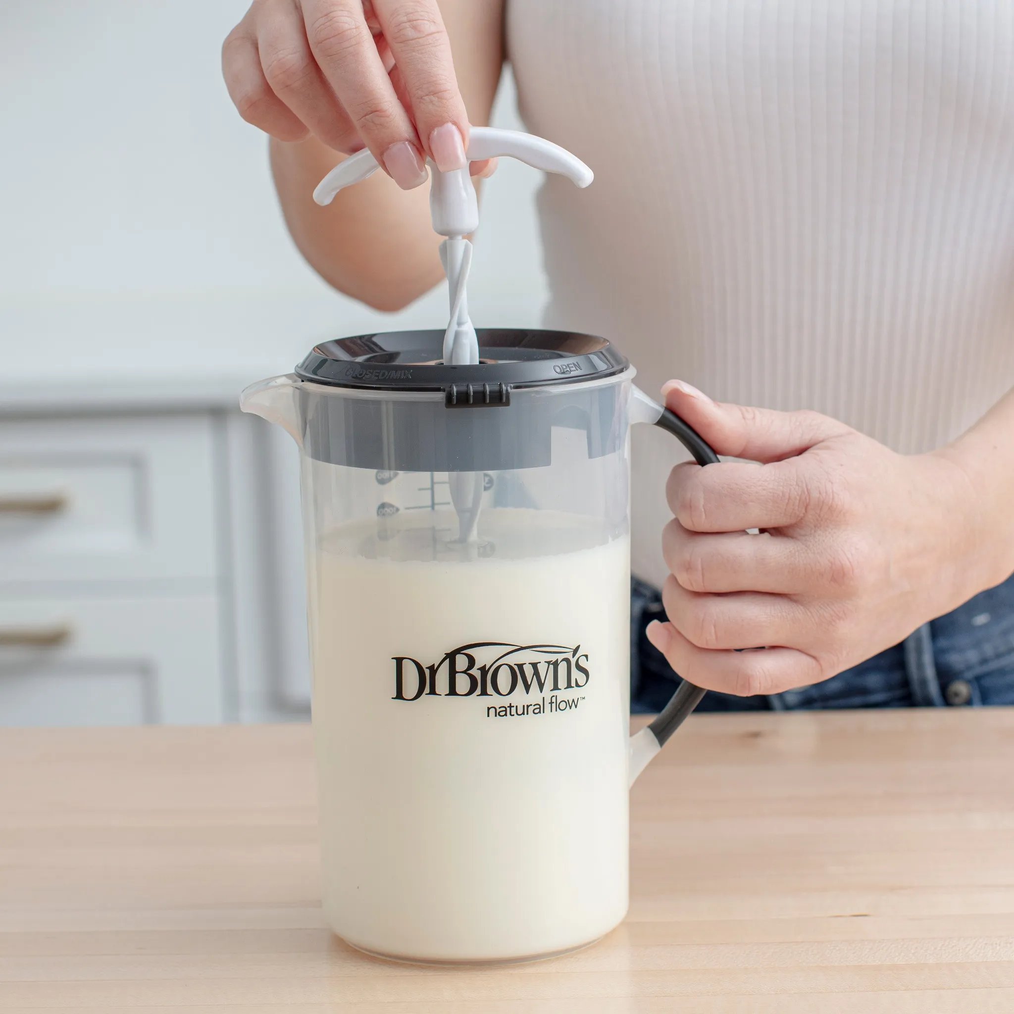 Baby Formula Mixing Pitcher - 32 oz - Black - Image 7