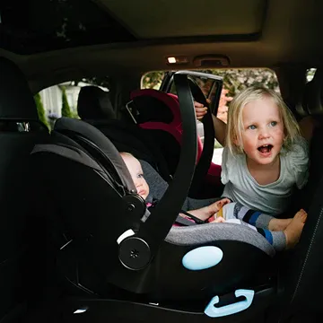 Liing 2024 Lightweight Infant Car Seat with Load Leg - Pitch Black - Image 3