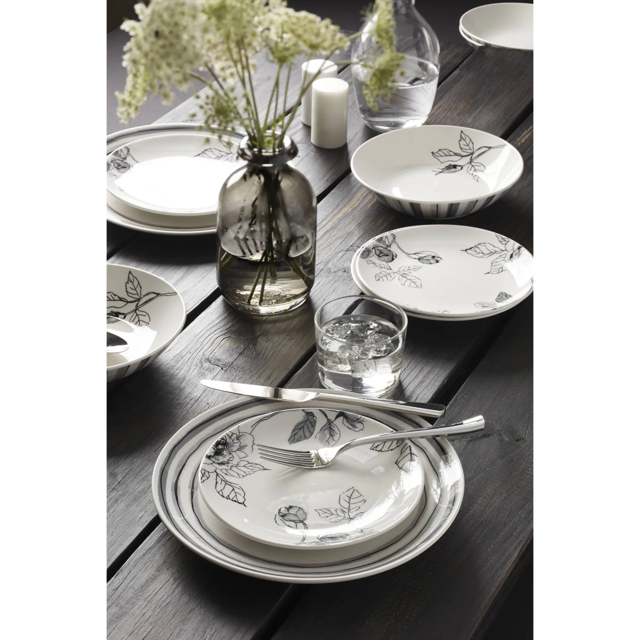 Oneida Sketchbook 12-Piece Dinnerware Set – Service for 4 in White - Image 3