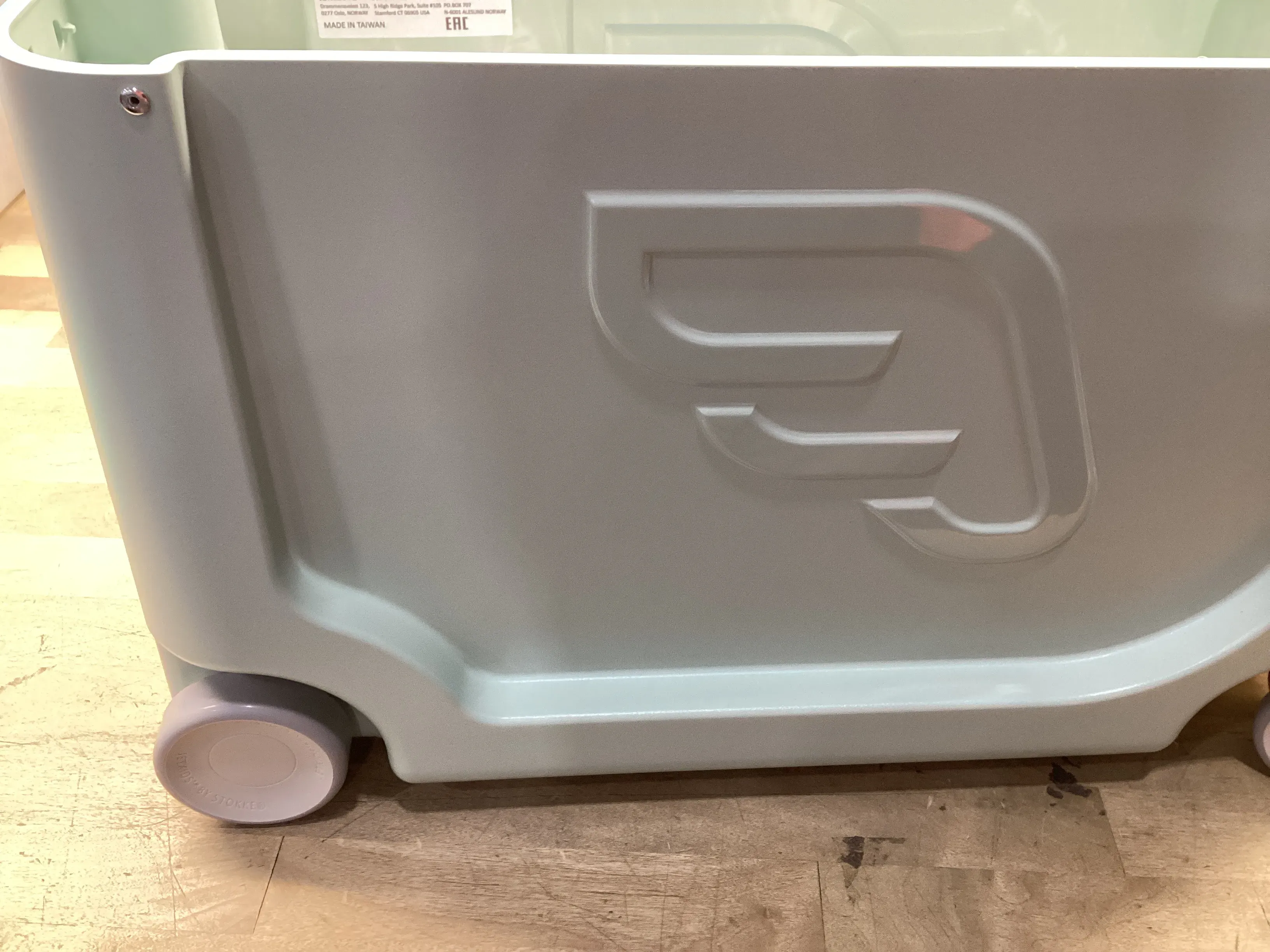 Ride-On Suitcase - Green - Image 4