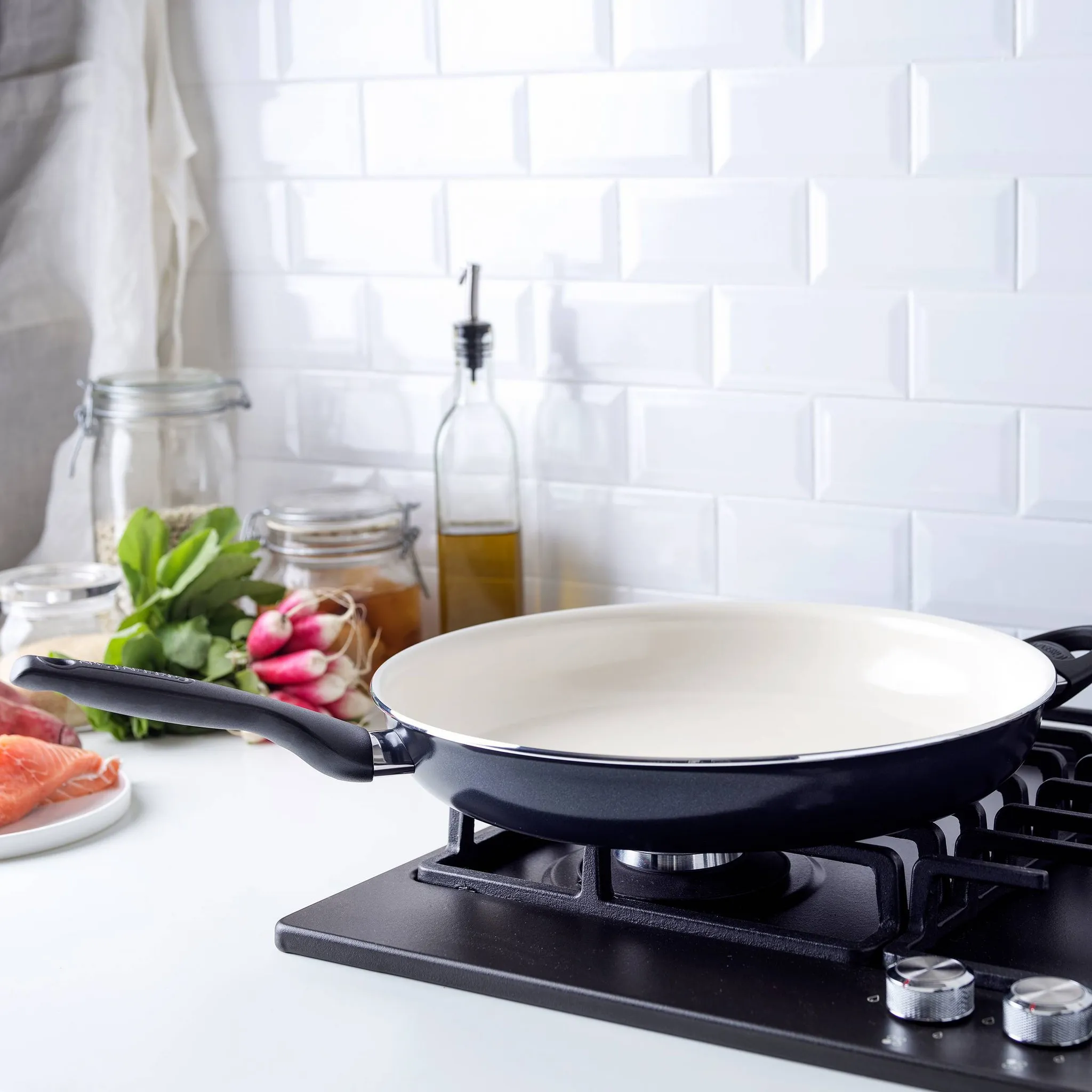 Rio 13.5" Ceramic Nonstick Great Big Frypan with Helper Handle Black - Image 4