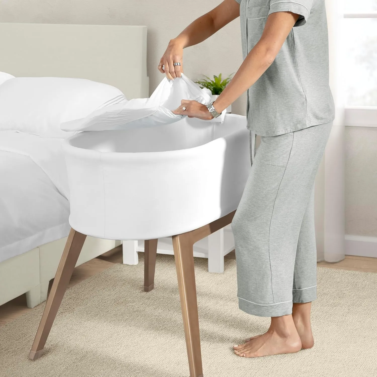 Smart Auto-Glide Bassinet - White/Acorn - Image 4