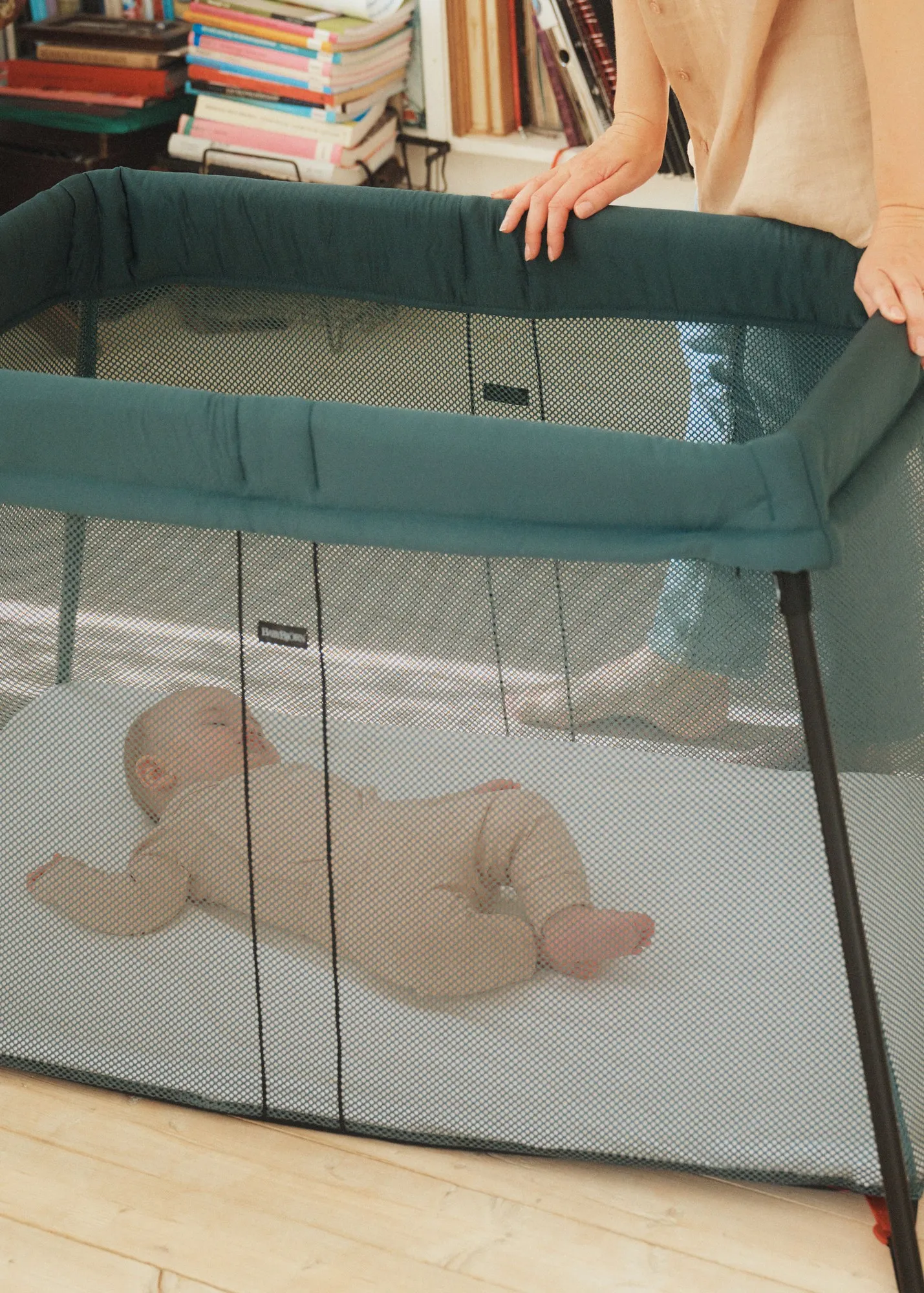 Travel Crib Light - Bundle with Fitted Sheet - Image 2